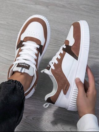 Zapatillas deportivas marrones y blancas