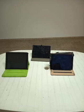 Tablets con fundas (verde y marrón)