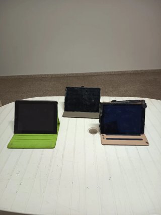 Tablets con fundas (verde y marrón)