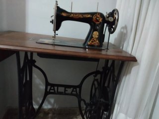 Máquina de Coser Antigua Alfa