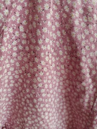 Camisa manga laga. Estampado bonito de flores