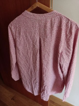 Camisa manga laga. Estampado bonito de flores