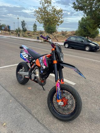 KTM 125 EXC Enduro Moto Naranja y Morado