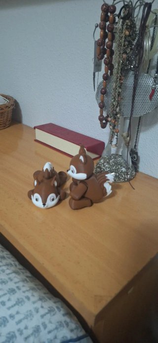 Soporte para móvil con figura de ardilla