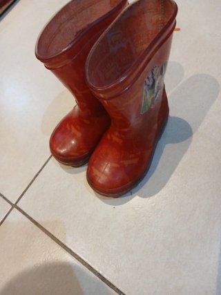 Botas de agua rojas infantiles