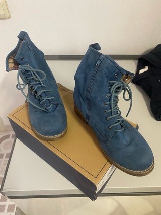Botas Planas Azules con Cordones