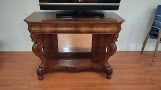 Consola de madera clásica