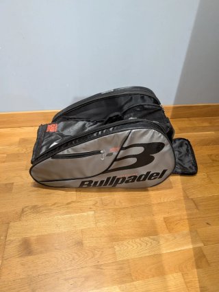 Paletero Bullpadel Negro y Gris