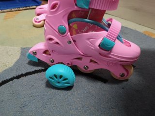 Patines evolutivos rosas con luces en las ruedas.