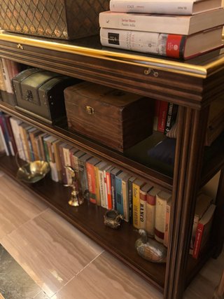 Conjunto Salón: 3 Mesas, Vitrina y Librería