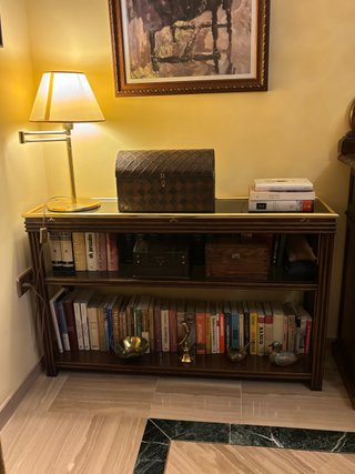 Conjunto Salón: 3 Mesas, Vitrina y Librería