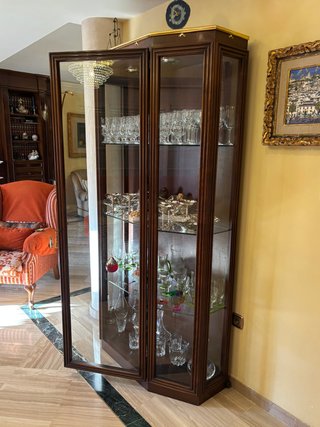 Conjunto Salón: 3 Mesas, Vitrina y Librería
