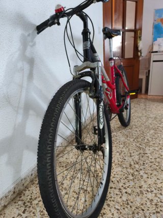 Bicicleta de Montaña Roja y Negra