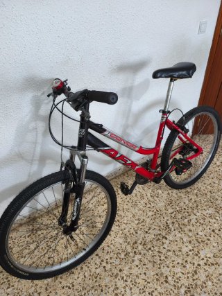 Bicicleta de Montaña Roja y Negra