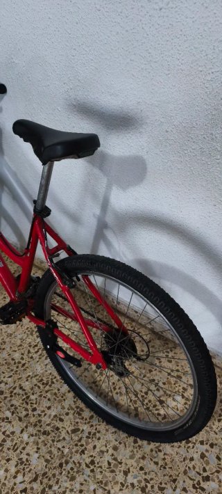 Bicicleta de Montaña Roja y Negra
