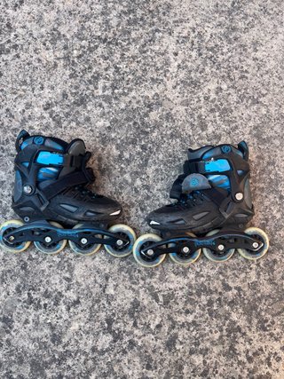 Patines en línea negros y azules