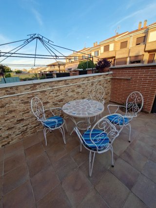 Conjunto Mesa de Piedra y 4 Sillas de Jardín