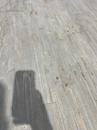 Mesa de terraza de madera beige