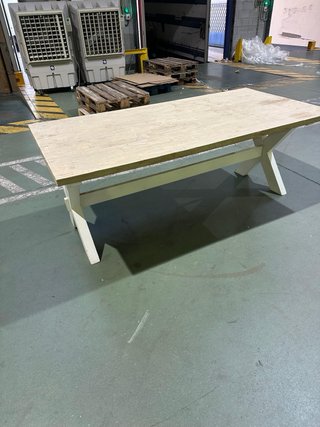 Mesa de terraza de madera beige