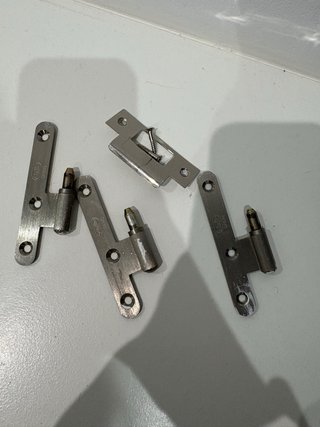 Puerta de madera pintada de blanco con manilla