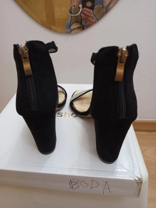Sandalias de tacón con pedrería