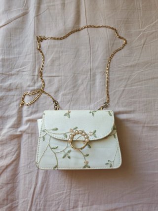 Bolso blanco con cadena dorada