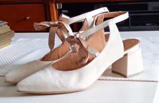 Zapatos de tacón beige con lazo