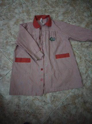 Bata infantil a rayas rojas