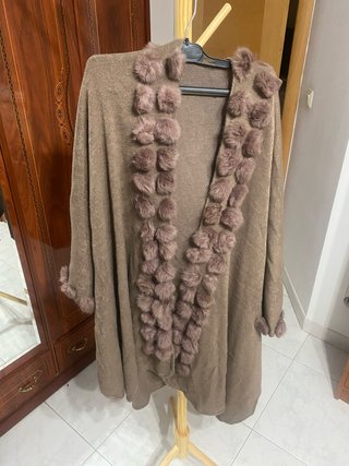 Poncho Marrón con Detalles de Pelo
