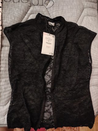 Blusa negra de transparencias
