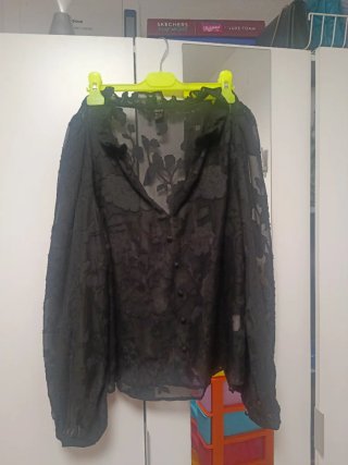 Blusa SHEIN negra transparente mangas abullonadas
