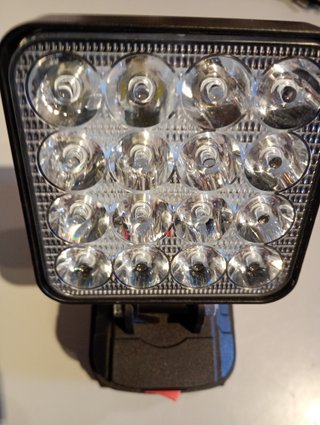 Foco LED con 2 Puertos USB para Batería Makita