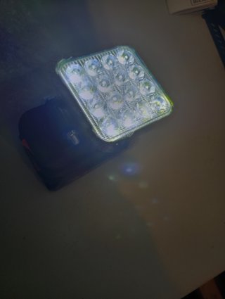 Foco LED con 2 Puertos USB para Batería Makita