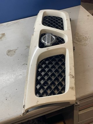 Calandra Nissan Terrano 2