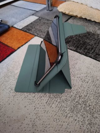 Tablet Huawei plateada con accesorios