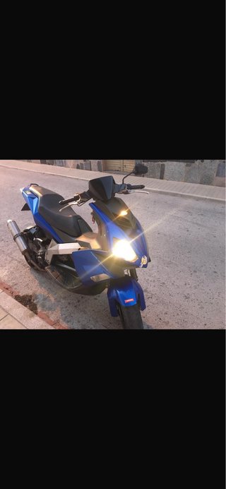 Moto Scooter Azul en Perfecto Estado