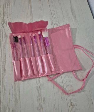 Bolsito con brochas de maquillaje rosa