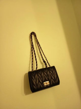Bolso fiesta acolchado negro y dorado