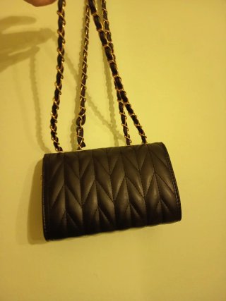 Bolso fiesta acolchado negro y dorado