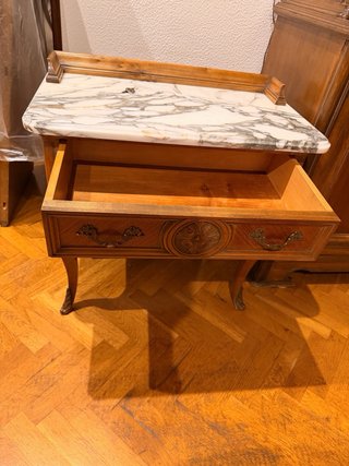 Mesita de noche antigua de madera y mármol