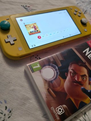 Nintendo Switch Lite + Hello Neighbor y funda