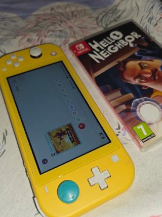 Nintendo Switch Lite + Hello Neighbor y funda