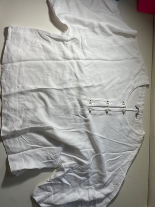 Blusa blanca con botones perla