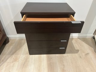Cajonera de madera oscura con tiradores plateados