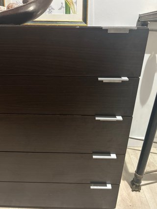 Cajonera de madera oscura con tiradores plateados