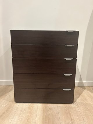 Cajonera de madera oscura con tiradores plateados