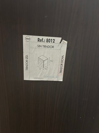 Cajonera de madera oscura con tiradores plateados