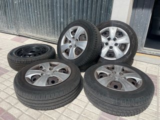 Juego 4 Llantas con Neumáticos 185/65 R15