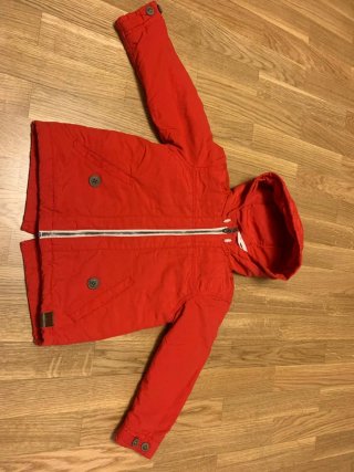 Chaqueta Roja con Capucha para Niño