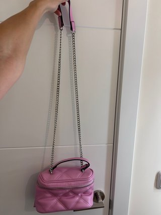 Bolso rosa acolchado con cadena